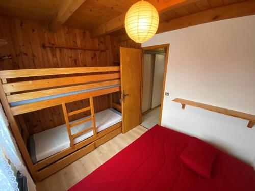 Cette chambre comprend des lits superposés et une lampe. dans l'établissement Charmant appart 1 chambre, centre, proche pistes, bien équipé - FR-1-733-158, à Crest-Voland