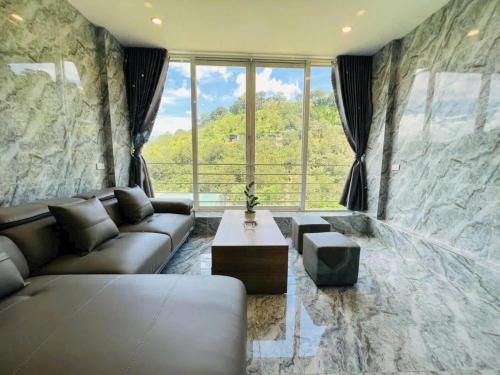 Posezení v ubytování Dalat Homestay View Rừng Thông
