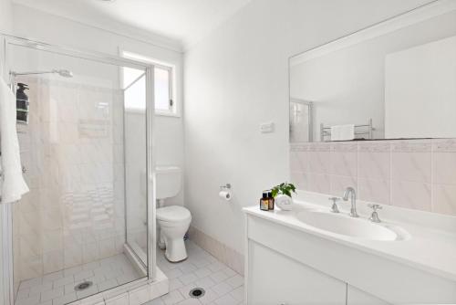 Koupelna v ubytování Prez Cote La Plaz - Pet Friendly -1 Min Walk to Beach