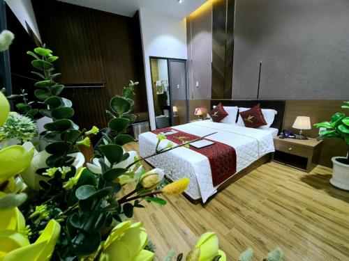 a hotel room with a bed and some plants at THƯ LÊ Hotel in Cao Lãnh