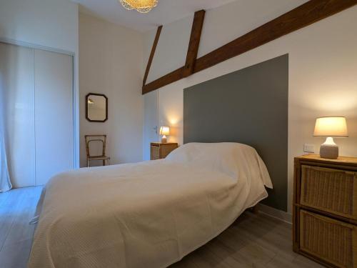 Postel nebo postele na pokoji v ubytování Gîte lumineux avec terrasse, jardin et Wi-Fi proche d'Angoulême, animaux acceptés - FR-1-653-82
