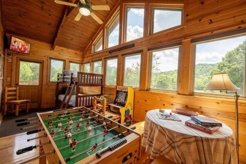 een speelkamer met een tafelvoetbalspel in een blokhut bij Hunter Jack's Cabin in Sevierville