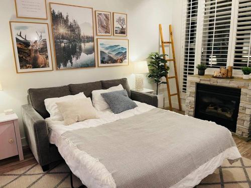 Gallery image of Designer Cozy Ski in and out in Whistler