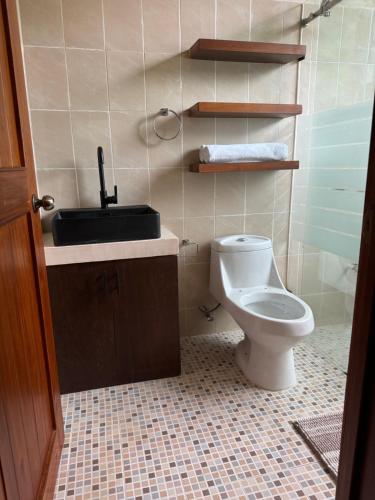 une salle de bains avec toilettes et lavabo dans l'établissement Casa Jardin del Amor, à Tulum