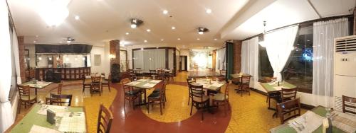 Restaurant ou autre lieu de restauration dans l'établissement Coron Gateway Hotel & Suites