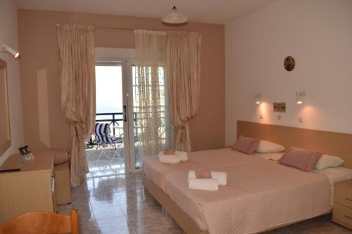 Postel nebo postele na pokoji v ubytování Xenios Zeus Hotel