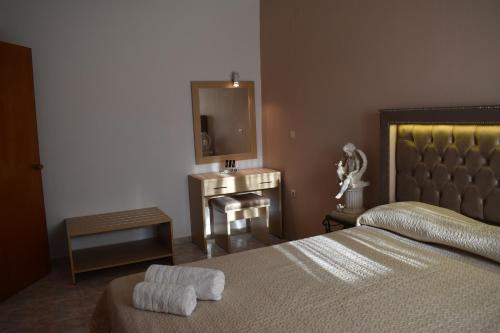 Postel nebo postele na pokoji v ubytování Xenios Zeus Hotel