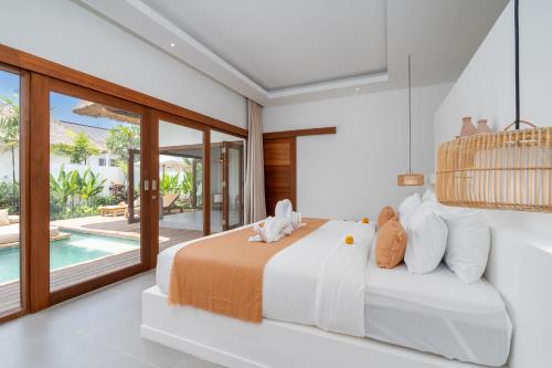 een slaapkamer met een bed en een zwembad bij Villa Lounes 1 - Walking Distance to Nyanyi Beach in Tanah Lot