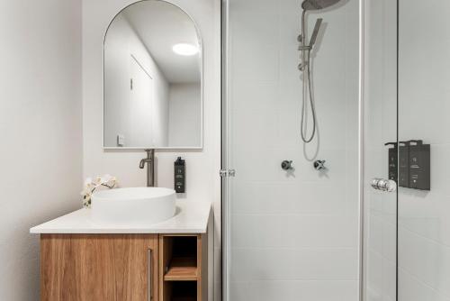 ein Badezimmer mit Waschbecken und Dusche in der Unterkunft Urban Rest Bondi Beach in Sydney
