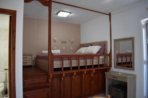 Postel nebo postele na pokoji v ubytování Xenios Zeus Hotel