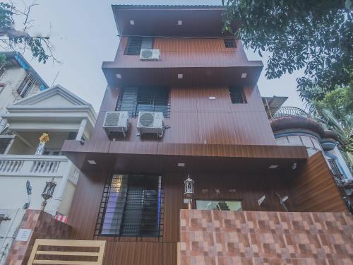 a tall building with two chairs on the balcony at Super Hotel O Palace Inn Near Don Bosco (Borivali) Metro Station in Mumbai