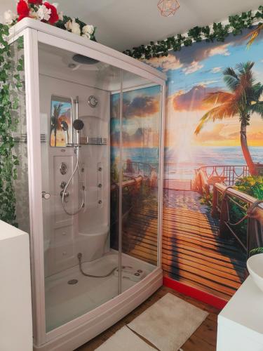 La salle de bains est pourvue d'une douche et d'une peinture murale. dans l'établissement Le romantique, à Argelès-sur-Mer