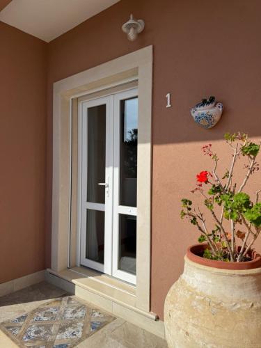 a room with a window and a vase with a plant at Villa Chimera in Pachino