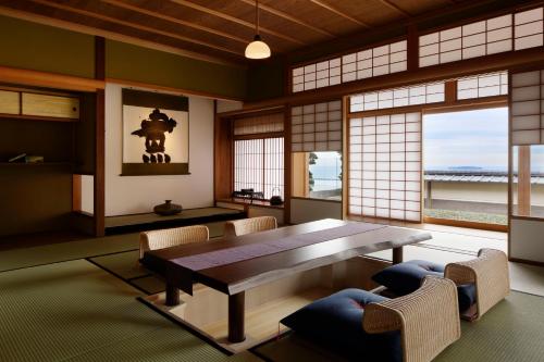 Posezení v ubytování THE HIRAMATSU HOTELS & RESORTS ATAMI