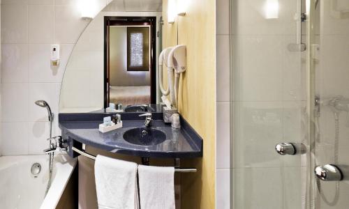 Et badeværelse på Novotel Suites Clermont Ferrand Polydome