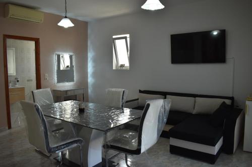 TV a/nebo společenská místnost v ubytování Xenios Zeus Hotel