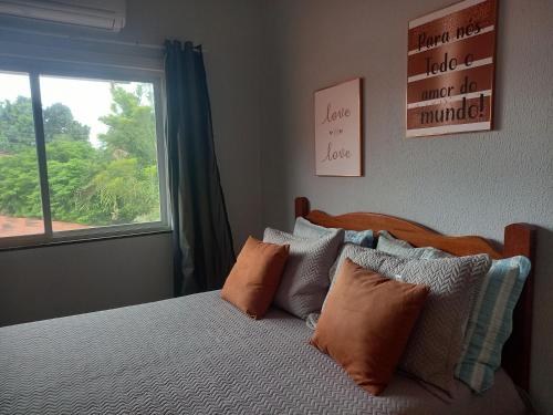 HorizonteにあるHostel Horizonte Cearáのベッドルーム1室(枕付きのベッド1台、窓付)