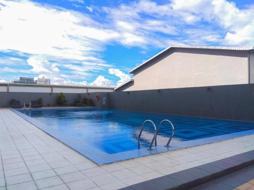 Πισίνα στο ή κοντά στο Comfy 2BR Apartment at Park View Condominium By Travelio