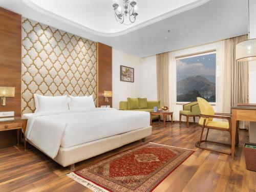 Postel nebo postele na pokoji v ubytování Sarovar Premiere Srinagar
