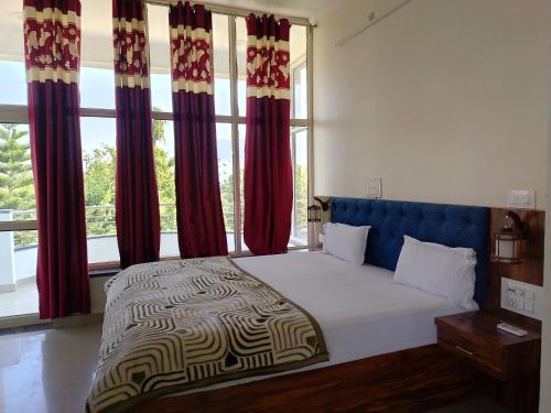 Postel nebo postele na pokoji v ubytování Hotel Divine Palace Pushkar