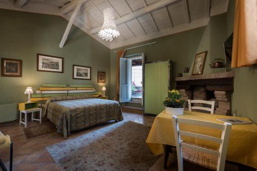 ein Schlafzimmer mit einem Bett und einem Tisch in einem Zimmer in der Unterkunft Relais Borgo Campello in Campello sul Clitunno