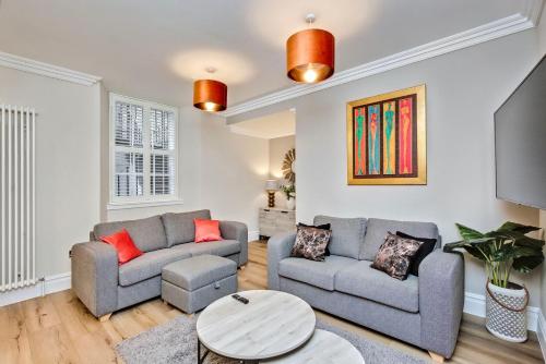 a living room with two couches and a table at Spectacular 2 bed, 2 bath in Edinburgh City Centre in Edinburgh