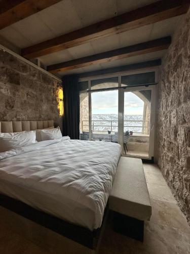 Ένα ή περισσότερα κρεβάτια σε δωμάτιο στο Be Still Alexa Smart Luxury Escape Adults Only