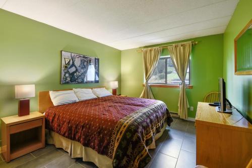 a bedroom with a bed and a television in it at Pinnacle E15 in Killington