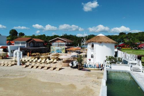 Bazén v ubytování The Beach Calatagan Mediterraneo powered by Cocotel nebo v jeho okolí