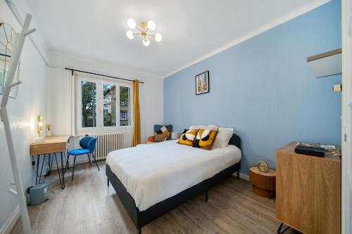 une chambre avec un lit, un bureau et une fenêtre dans l'établissement Le Refuge Dijonnais, à Dijon