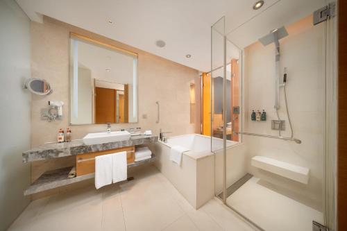 Bilik mandi di Crowne Plaza Yangzhou by IHG