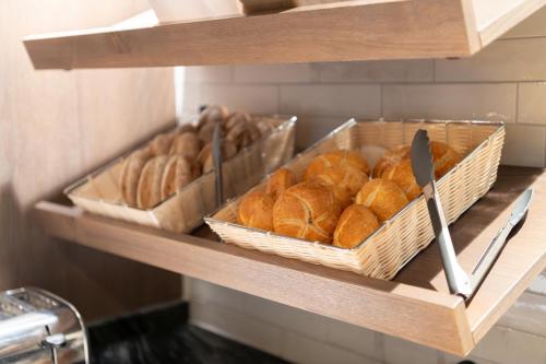 two baskets of bread on a shelf in a kitchen at Hotel Enzian Paznaun in See