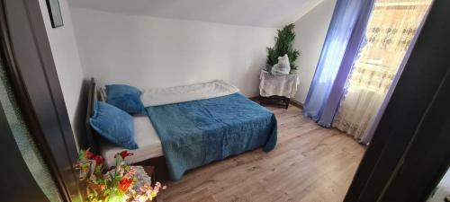 Ένα ή περισσότερα κρεβάτια σε δωμάτιο στο Casa de sub pădure