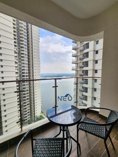 Μπαλκόνι ή βεράντα στο Country Garden Danga Bay InStyle Sea View Homestay Suite by NEO
