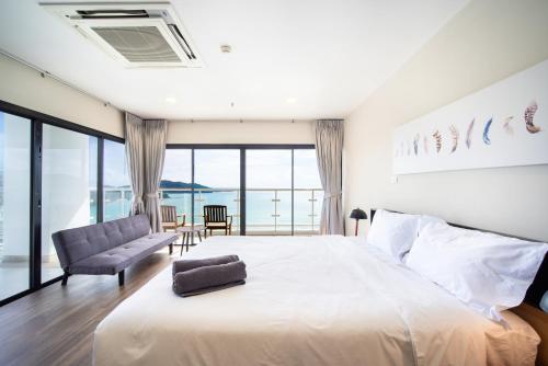 Katil atau katil-katil dalam bilik di Patong tower Superior Seaview 4BR-2102