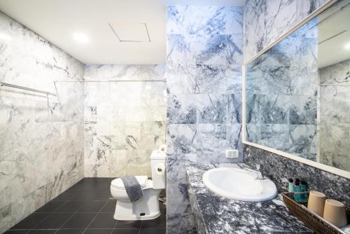 Bilik mandi di Patong tower Superior Seaview 4BR-2102