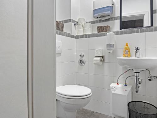 a bathroom with a toilet and a sink at Gruppenfreundl Komfort Apt für 18 im Zentrum Stuttgarts in Stuttgart