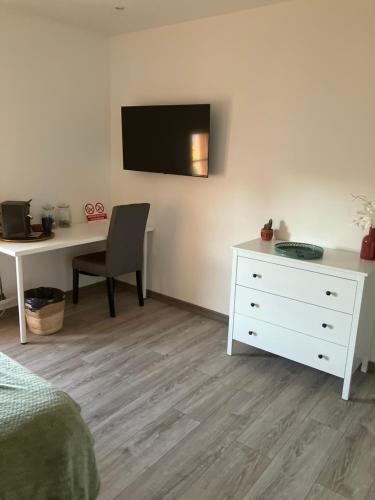TV a/nebo společenská místnost v ubytování Chambre 2 piscine