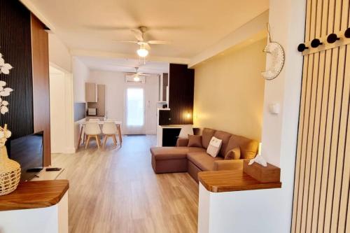 un salon avec un canapé et une table dans l'établissement La Maison de la Plage, à Argelès-sur-Mer