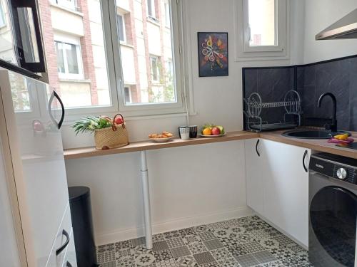 d'une cuisine avec un comptoir, un évier et une fenêtre. dans l'établissement Plein centre- 90m Cathédrale - 2ch - 4 couchages - 6 personnes, à Amiens