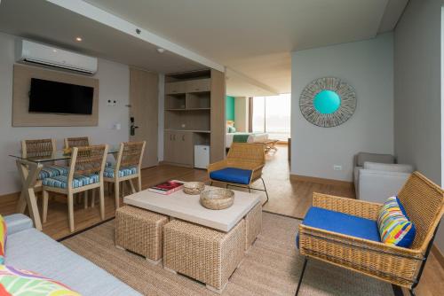 een woonkamer met een bank, stoelen en een tafel bij bh Barranquilla in Barranquilla