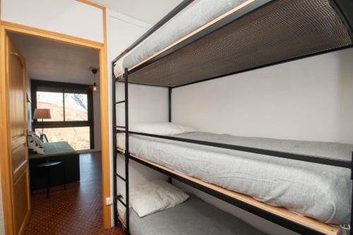 - une chambre avec 2 lits superposés et un miroir dans l'établissement La Maëlea - Appt à Saint-Lary-Soulan pour 5, à Saint-Lary-Soulan
