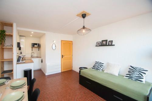 Cette petite chambre comprend un lit et une cuisine. dans l'établissement La Maëlea - Appt à Saint-Lary-Soulan pour 5, à Saint-Lary-Soulan