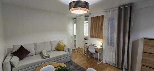 un salon avec un canapé et un bureau dans l'établissement Studio d'architecte en plein cœur de Paris 7ème arrondissement, à Paris