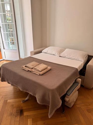 - un lit avec 2 serviettes assises au-dessus dans l'établissement Luxury Central Condo with Private Terrace in Nice, à Nice