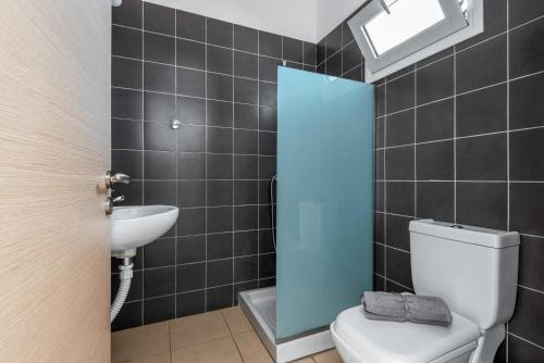 een badkamer met toilet en wastafel bij Sea Apartment Ixia Ialisos in Ialyssos