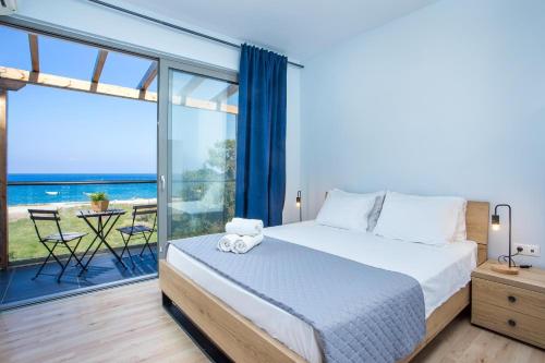 una camera da letto con un letto e vista sull'oceano di Rhodes Sea Villas No 2 a Ialyssos