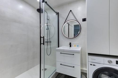 une salle de bain avec un lavabo et une machine à laver dans l'établissement Suite Fes - Superbe appartement, à Suresnes