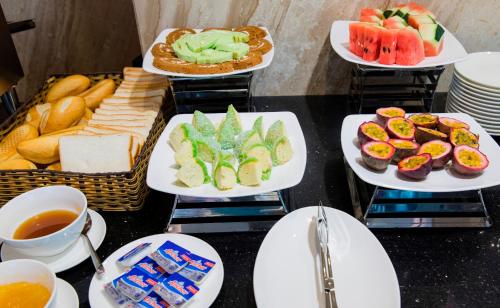 een hoop borden eten op een tafel bij CCT Luxury Hotel in Nha Trang