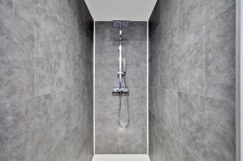 une douche avec pommeau de douche dans une salle de bain dans l'établissement Gîte de la Risle - Appt à 35 min de Deauville, à Pont-Audemer